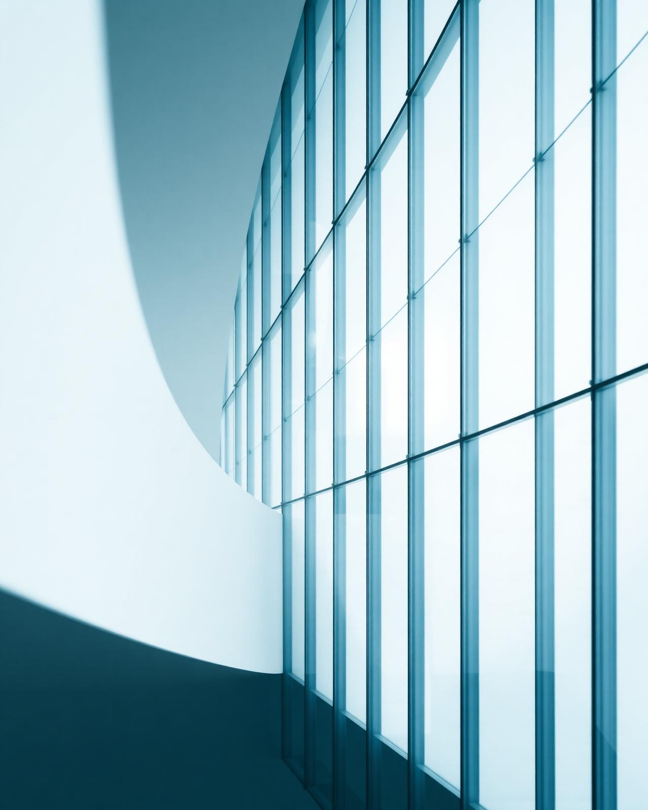Arquitetura moderna representando solidez e visão de futuro